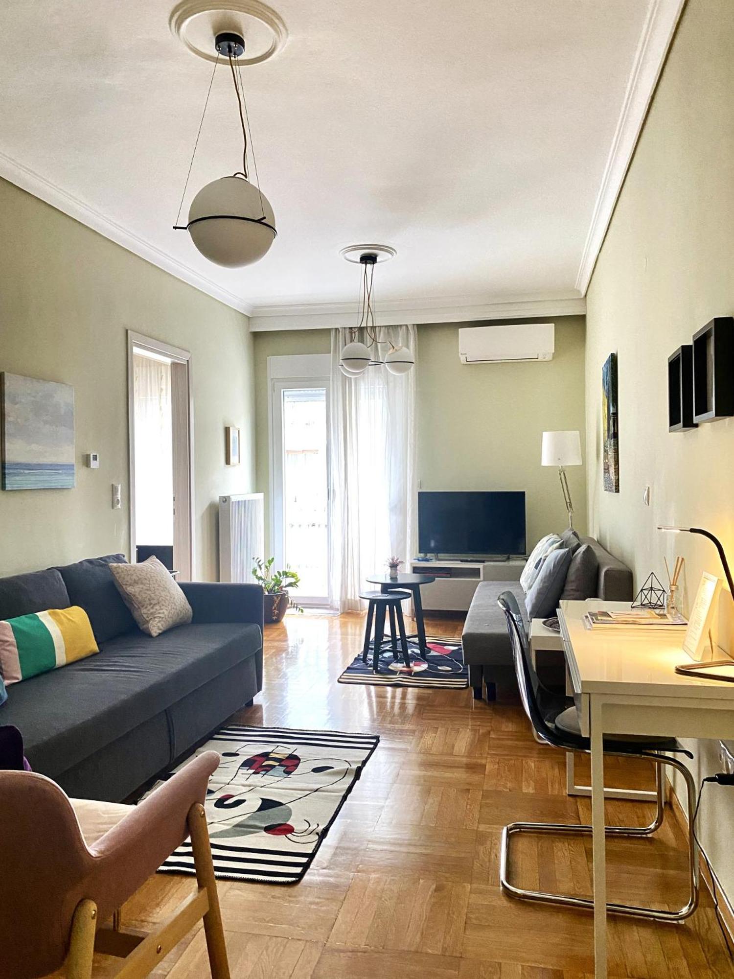 Aristotelis Cozy And Playful At Forum